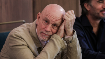 Ο Τζον Μάλκοβιτς στην Ελλάδα: «Θα συμφωνούσα με την επιστροφή των Γλυπτών του Παρθενώνα»