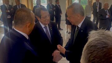 Πράγα: Τα τουρκικά ΜΜΕ ανέβασαν φωτογραφία με χειραψία Ερντογάν - Αναστασιάδη 
