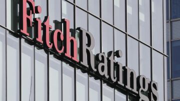 Fitch: Οργή από την κυβέρνηση Μπάιντεν για την υποβάθμιση του μακροπρόθεσμου αξιόχρεου των ΗΠΑ