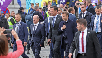 Πράγα: Το φιλί Μακρόν – Τρας και τα… νευράκια του Ερντογάν με την Ελλάδα σχολιάζει το Politico