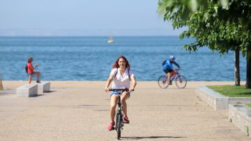 Καιρός: Ανεβαίνει κι άλλο η θερμοκρασία - Εξασθενούν οι άνεμοι