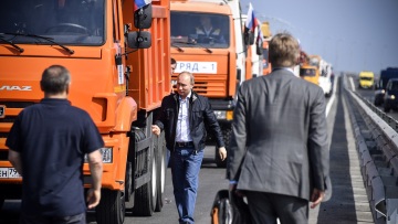 Όταν ο Πούτιν εγκαινίασε τη γέφυρα στην Κριμαία οδηγώντας φορτηγό: «Αυτό το θαύμα ολοκληρώθηκε»