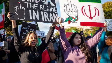 Guardian: Φορτηγά χωρίς πινακίδες στο Ιράν «συλλαμβάνουν» μαθητές από σχολεία - Συνεχίζονται οι διαδηλώσεις