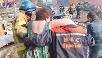Ουκρανία: Η στιγμή που γυναίκα ανασύρεται ζωντανή από ερείπια κτιρίου μετά από βομβαρδισμό στη Ζαπορίζια