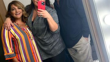 Η Δανάη Μπάρκα για όσους δεν είναι γονείς αλλά με κάποιον τρόπο γίνονται: «Ονειρεύομαι να τους μοιάσω, να απαντάω στις μαυρίλες με χρώμα»