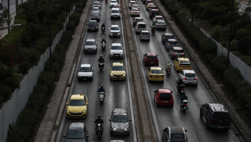 Τροχαίο στο ύψος της Αγίας Παρασκευής, συγκρούστηκαν λεωφορείο με ΙΧ