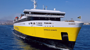 Δεμένα παραμένουν τα πλοία στην Κυλλήνη λόγω  δυσμενών καιρικών συνθηκών