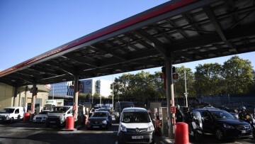 Απεργία στα διυλιστήρια στη Γαλλία: Εξοργισμένοι οδηγοί περιμένουν ώρες για να βάλουν βενζίνη