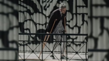 Ο Σερβετάλης με κολάν και πατερίτσες στο κέντρο της Αθήνας - Δείτε βίντεο