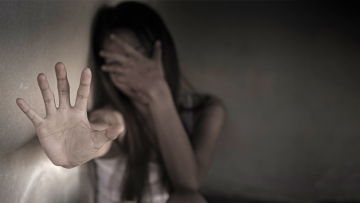 Παραμένει προφυλακισμένη η μητέρα που φωτογράφιζε και τραβούσε βίντεο τη 12χρονη κόρη της γυμνή στον Βόλο