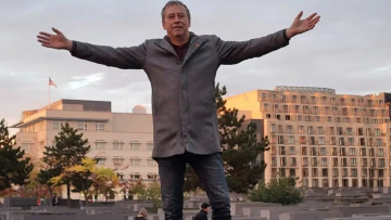 Γερμανία: Παραιτήθηκε το στέλεχος του ακροδεξιού AfD μετά τον σάλο με τη φωτογραφία στο Μνημείο του Ολοκαυτώματος