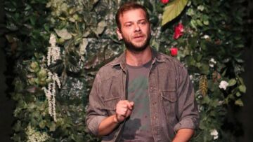 Ορέστης Τζιόβας: «Εξερεύνησα την ερωτική ζωή μέσα από την επαφή με αγόρια και με κορίτσια»