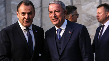 Νίκος Παναγιωτόπουλος: Συνάντηση με Χουλουσί Ακάρ στη Σύνοδο του ΝΑΤΟ