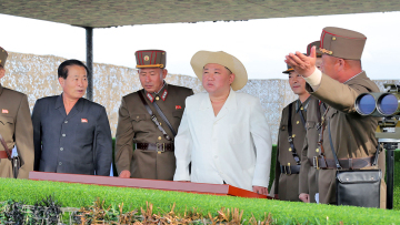 Κιμ Γιονγκ Ουν: «Πάρτι» στο Τwitter με το νέο look του - «Σαν Instagrammer σε διακοπές»