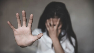 Πέλλα: Κατηγορεί τον πρώην της ότι προσπάθησε να τη βιάσει όταν τη βρήκε στο σπίτι του κολλητού του