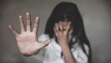 Νίκαια: «Την απείλησαν με όπλο πριν τη βιάσουν» λέει η μητέρα της 14χρονης Μαρκέλλας