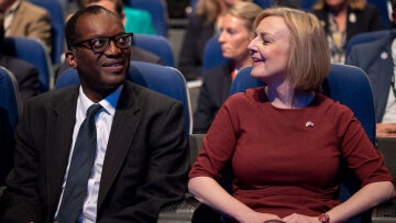 Βρετανία: Παύθηκε από τα καθήκοντά του ο υπουργός Οικονομικών Κουάζι Κουάρτενγκ