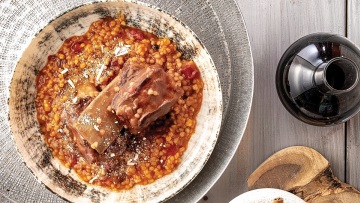 Μοσχαρίσια στηθοπλευρά με τραχανά και ανθότυρο