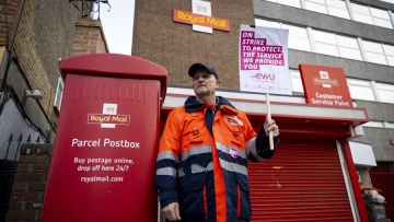 Βρετανία: Τα Βασιλικά Ταχυδρομεία σχεδιάζουν την κατάργηση έως και 10.000 θέσεων εργασίας μέχρι τον Αύγουστο