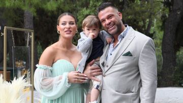 Κώστας Σόμμερ και Βαλεντίνη Παπαδάκη: Φωτογραφίες και βίντεο από τη βάφτιση του γιου τους 