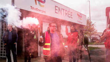 Ενεργειακή κρίση - Γαλλία: «Λυγίζει» από την απεργία στα διυλιστήρια - Στέρεψαν τα πρατήρια υγρών καυσίμων