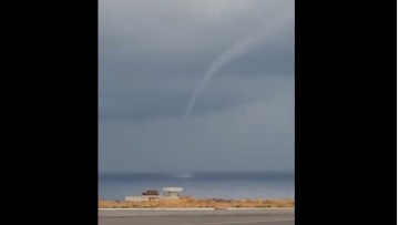 Κρήτη: Εντυπωσιακός υδροστρόβιλος στο Ηράκλειο - Δείτε βίντεο