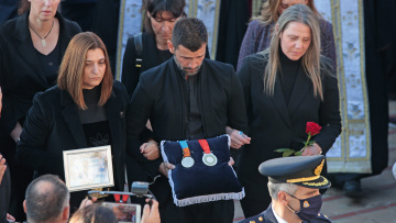 Κηδεία Αλέξανδρου Νικολαΐδη: Η συγκλονιστική στιγμή με τον Μουρούτσο να μεταφέρει τα Ολυμπιακά μετάλλιά του