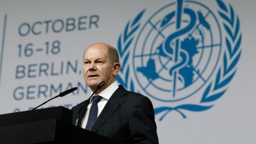  Προετοιμασία για μελλοντικές πανδημίες ζήτησε ο Σολτς: Ακτιβιστές ενεργοποίησαν τον συναγερμό πυρκαγιάς (βίντεο)