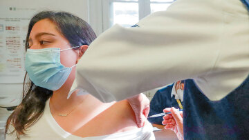 Συναγερμός για τη διπλή απειλή Covid και γρίπης εν όψει χειμώνα 