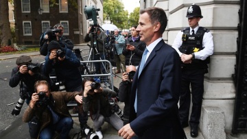 Βρετανία: Ο νέος υπουργός Οικονομικών Τζέρεμι Χαντ ακυρώνει όλα τα μέτρα του προκατόχου του