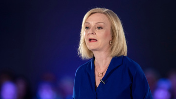 Παραιτήθηκε η Λιζ Τρας: Και τελικά κέρδισε το μαρούλι τη «μονομαχία» με την πρωθυπουργό