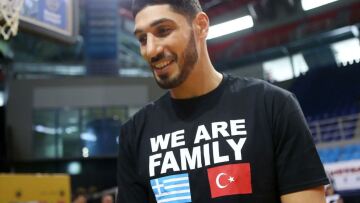  ΑΕΚ: Ο Ενές Καντέρ συναντήθηκε με Τούρκους πρόσφυγες στο κλειστό των Άνω Λιοσίων 