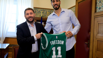 Νίκος Ανδρουλάκης: Συνάντησε τον Ενές Καντέρ - Τα δώρα που αντάλλαξαν