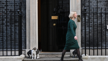 Η Ryanair τρολάρει την Τρας: Της «έβγαλε» εισιτήριο για... οποιονδήποτε προορισμό