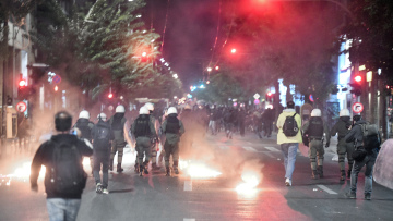 Επεισόδια έξω από το Α.Τ Ομόνοιας με μολότοφ και φωτιές σε κάδους μετά από πορεία - Μία προσαγωγή