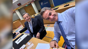 Η selfie Μητσοτάκη - Ντράγκι στο περιθώριο της Συνόδου Κορυφής