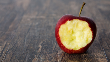 Πνιγόταν από μήλο και την έσωσε αστυνομικός