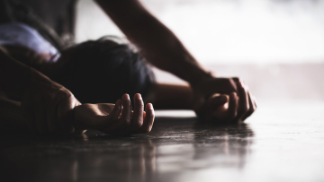 Θεσσαλονίκη: Έσπασε την πόρτα στο διαμέρισμα της πρώην συζύγου του, την ξυλοκόπησε και την απείλησε ότι θα τη σκοτώσει