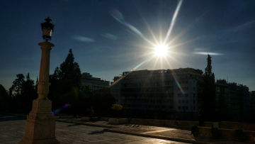 Καιρός: «Γαϊδουροκαλόκαιρο» με 29αρια σήμερα - Η πρόγνωση για το τριήμερο της 28ης Οκτωβρίου