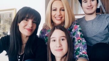 «Μας λείπει η αγκαλιά της»: Τα λόγια καρδιάς του συζύγου και των παιδιών της Φώφης Γεννηματά – Βίντεο