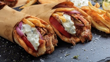 Βίντεο: Γερμανός ζητά... φθηνότερο σουβλάκι από τον Σολτς - «Μιλήστε με τον Πούτιν, σας παρακαλώ!»