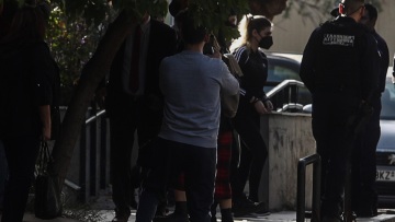 Ρούλα Πισπιρίγκου: Απόμακρη και αδυνατισμένη στην ανακρίτρια - Η ΕΛΑΣ διαψεύδει τα περί ξυλοδαρμού της