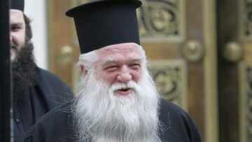 Άγιοι Ισίδωροι: «Κατάφωρη αδικία» η απομάκρυνση του παπα-Δημήτρη, λέει ο Αμβρόσιος