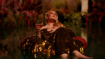  Adele: Αυτό είναι το νέο, εντυπωσιακό βίντεο κλιπ της