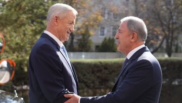 Ακάρ και Γκαντζ συμφωνούν να επανεκκινήσουν τις σχέσεις Τουρκίας και Ισραήλ