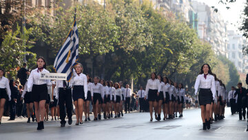 Θεσσαλονίκη: Πλήθος κόσμου στη μαθητική παρέλαση για την 28η Οκτωβρίου - Δείτε βίντεο