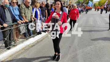 28η Οκτωβρίου - Χανιά: Παρέλασαν αγκαλιά με τα παιδιά τους - Δείτε φωτογραφίες
