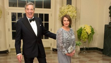 ΗΠΑ: Με σφυρί χτύπησε ο διαρρήκτης τον σύζυγο της Πελόζι - Ψάχνουν τα κίνητρα της επίθεσης