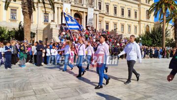 28η Οκτωβρίου - Σύρος: Σημαιοφόρος μητέρα και γιος παραστάτης - Κράτησαν με υπερηφάνεια τη σημαία