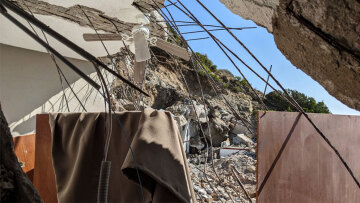 Κρήτη: Έψαχναν στα χαλάσματα το 10χρονο παιδί - Ανατριχιαστικές εικόνες από το ενοικιαζόμενο που ισοπεδώθηκε